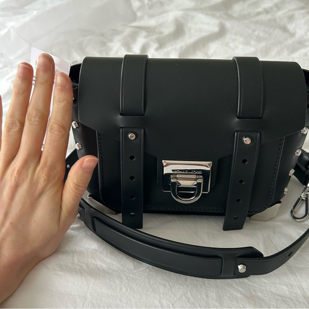 Michael Kors Manhattan Black leather Crossbody Bag - Picture 6 of 9